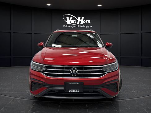Used 2024 Volkswagen Tiguan SE AWD/4WD image 2