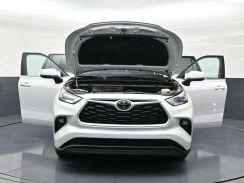 Used 2025 Toyota Highlander LE image 33