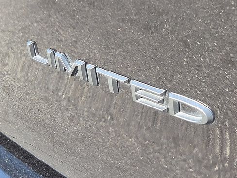 Used 2025 Chrysler Pacifica Limited FWD image 8