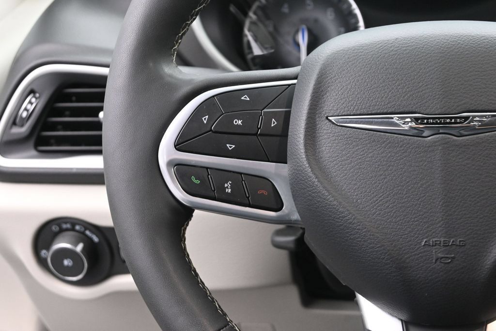 Used 2024 Chrysler Pacifica Touring-L FWD image 32