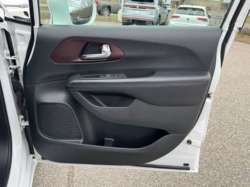 Used 2020 Chrysler Pacifica Touring-L image 35