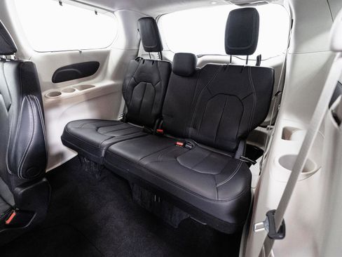 Used 2022 Chrysler Pacifica Touring-L image 6