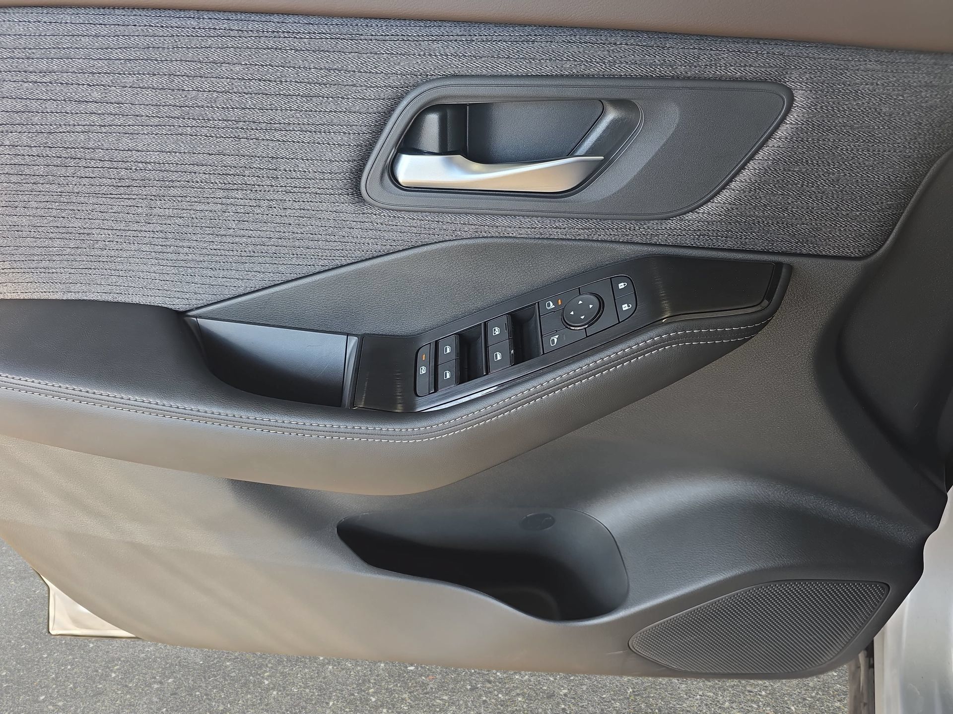 Used 2023 Nissan Rogue SV FWD image 25