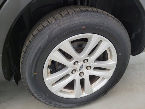 Used 2018 Ford Explorer XLT w/ Equipment Group 202A AWD/4WD image 31