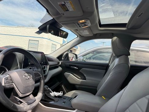 Used 2022 Toyota Highlander XLE image 10