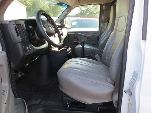 Used 2015 Chevrolet Express 2500 RWD image 12