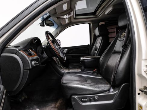 Used 2013 Cadillac Escalade Platinum RWD image 4