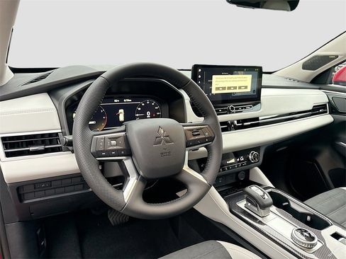 New 2025 Mitsubishi Outlander SE image 9