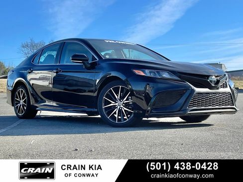 Used 2023 Toyota Camry SE FWD image 1