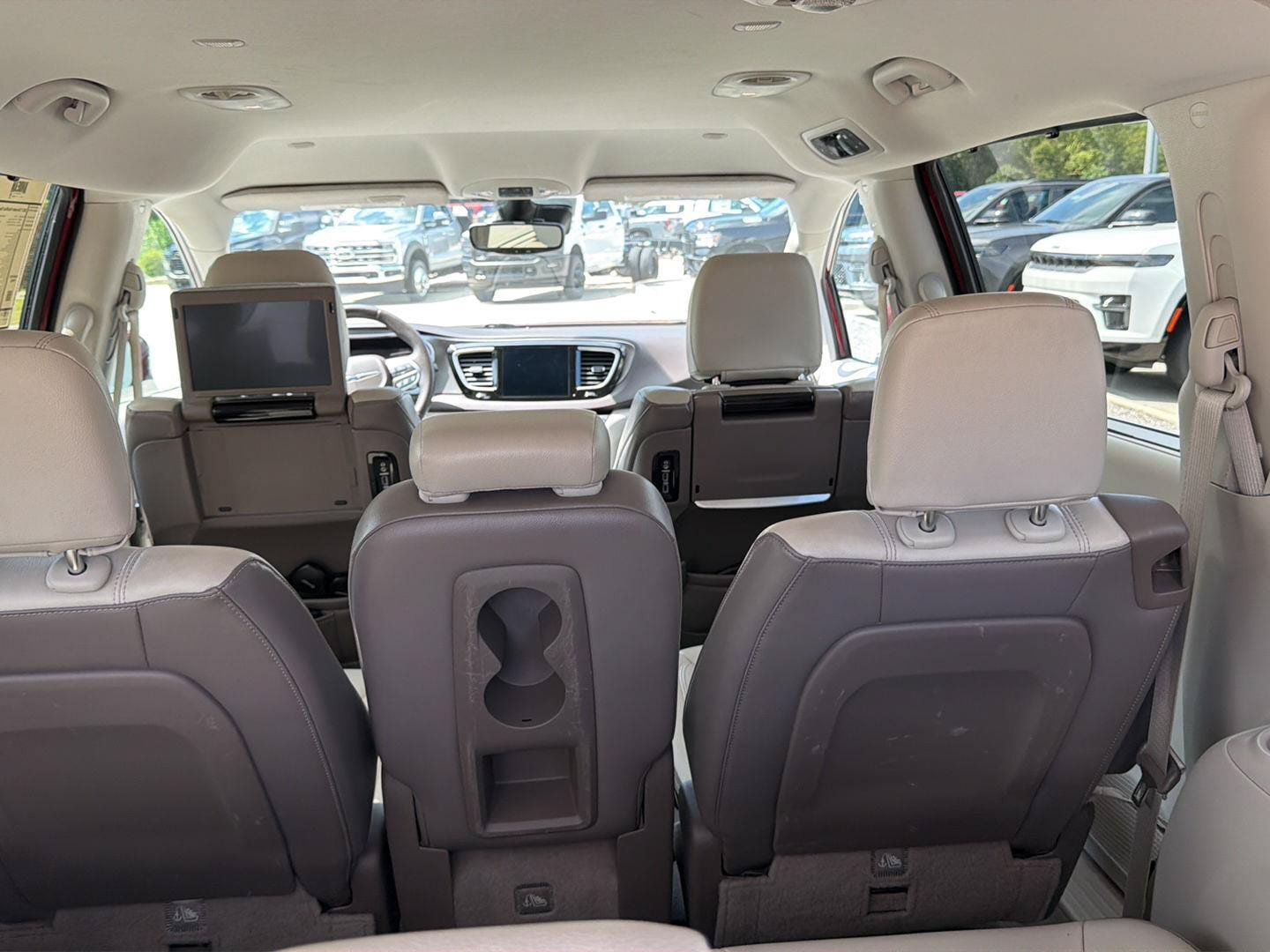 Used 2017 Chrysler Pacifica Touring-L Plus w/ Advanced Safetytec Group FWD image 27