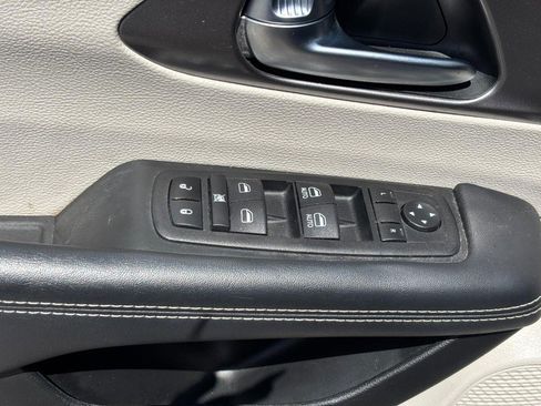 Used 2023 Chrysler Pacifica Touring-L FWD image 18