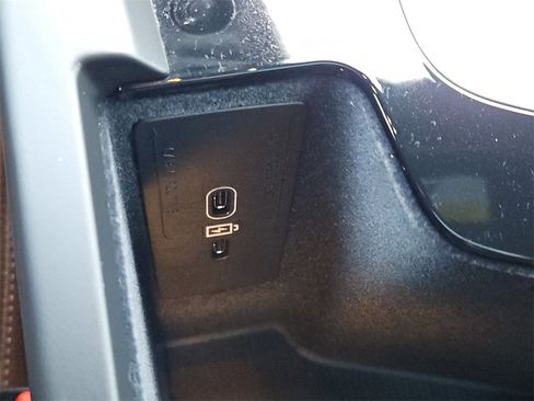 Used 2022 Volvo XC60 B5 Momentum image 19