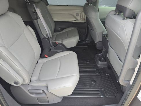 Used 2021 Toyota Sienna XLE image 27