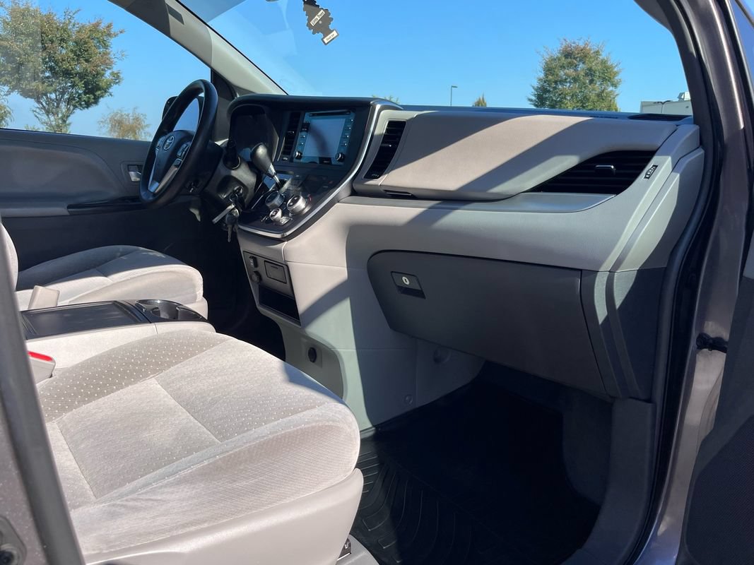 Used 2019 Toyota Sienna LE FWD image 14