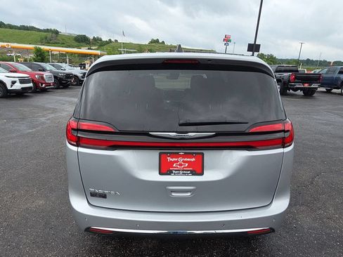 Used 2023 Chrysler Pacifica Touring-L FWD image 7