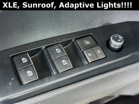 Used 2018 Toyota Camry XLE image 18