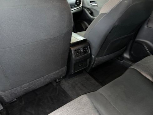 Used 2023 Nissan Rogue SV image 18