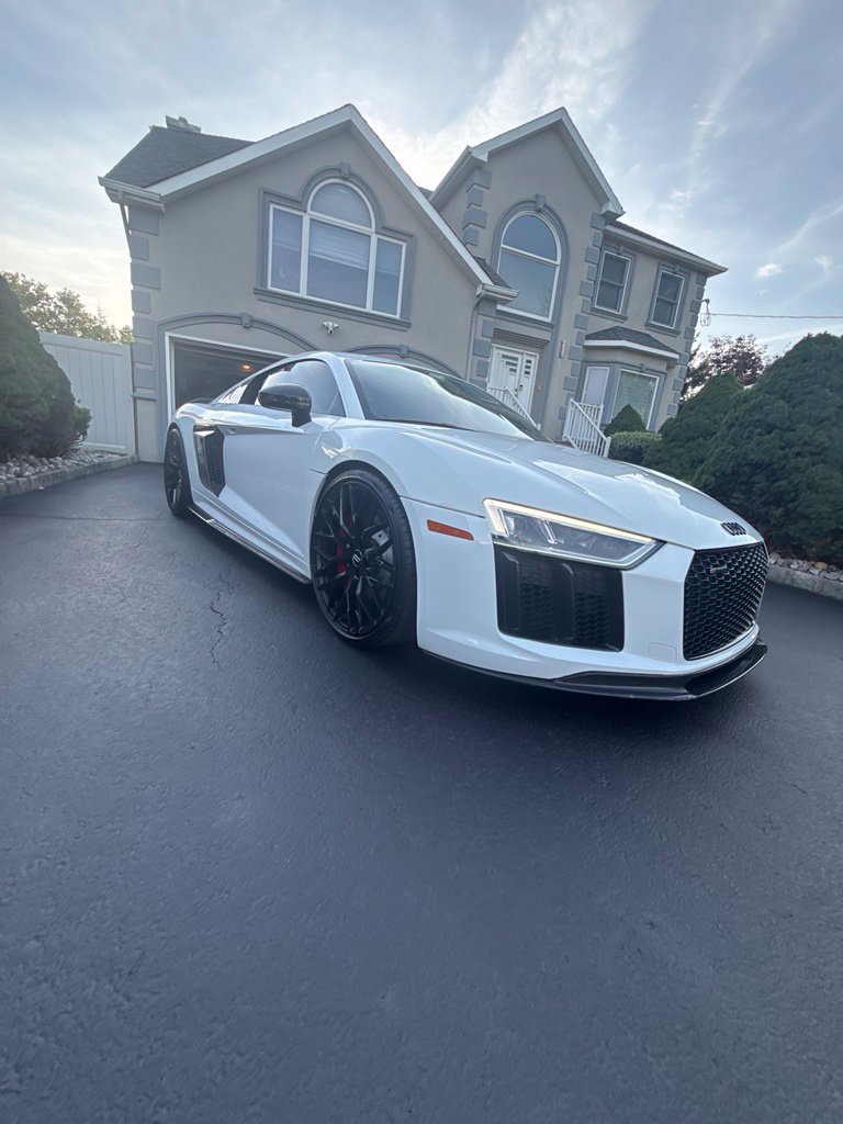 Used 2018 Audi R8 V10 w/ Premium Package RWD image 2