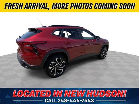 Used 2024 Chevrolet Trax RS w/ Sunroof Package FWD image 2