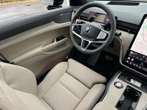 New 2025 Volvo EX90 Plus w/ Protection Package Premier image 28