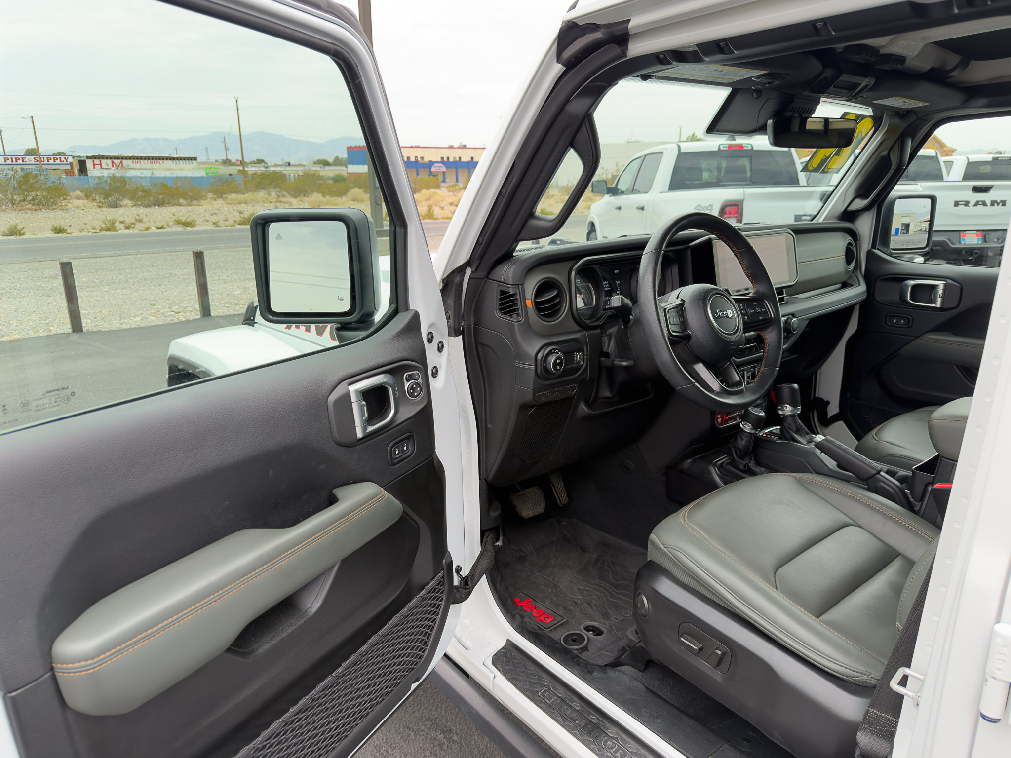 Used 2024 Jeep Gladiator Mojave AWD/4WD image 10