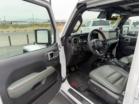 Used 2024 Jeep Gladiator Mojave AWD/4WD image 10