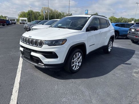 Used 2023 Jeep Compass Latitude AWD/4WD image 7
