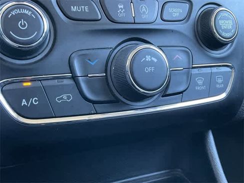 Used 2021 Jeep Cherokee Latitude Plus image 22