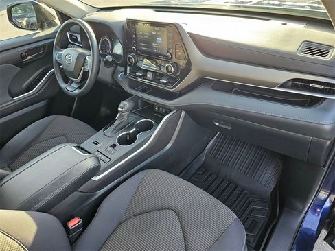 Used 2022 Toyota Highlander LE image 11