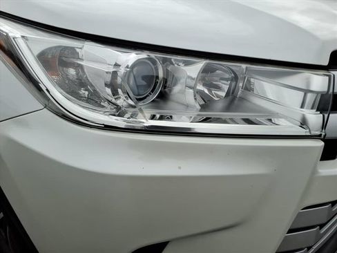 Used 2019 Toyota Highlander XLE AWD/4WD image 3