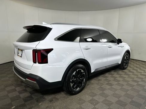 Used 2024 Kia Sorento S w/ Panoramic Sunroof Package image 3