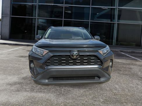 Used 2019 Toyota RAV4 XLE w/ Convenience Package FWD image 2