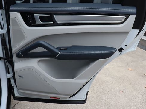 Used 2022 Porsche Cayenne Platinum Edition image 51