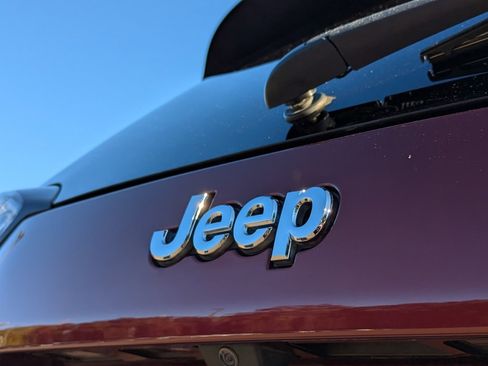 Used 2019 Jeep Cherokee Latitude Plus w/ Comfort/Convenience Group image 31