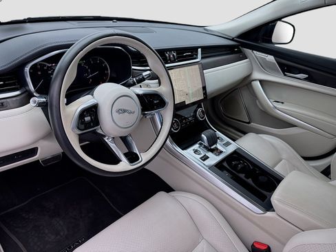 Used 2022 Jaguar XF SE RWD image 7