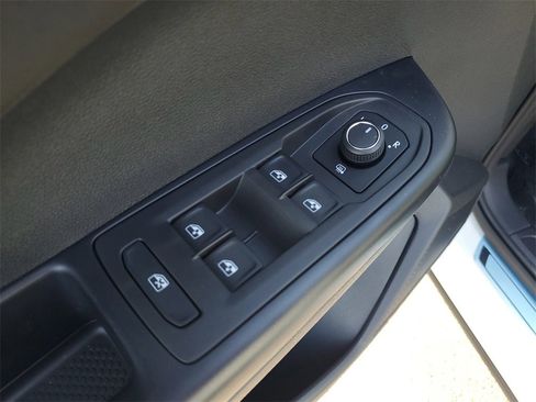 New 2026 Volkswagen Taos SE image 18