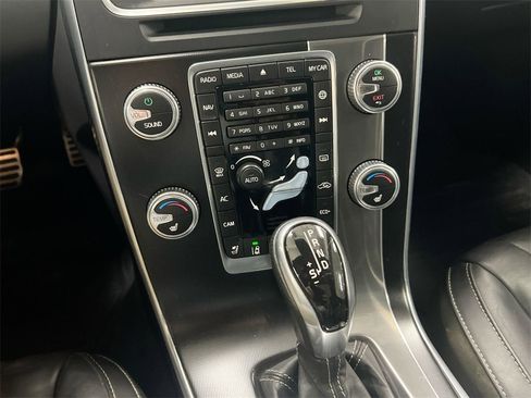 Used 2017 Volvo V60 T6 R-Design Platinum image 16