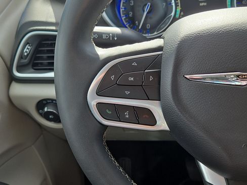 Used 2024 Chrysler Pacifica Touring-L FWD image 21