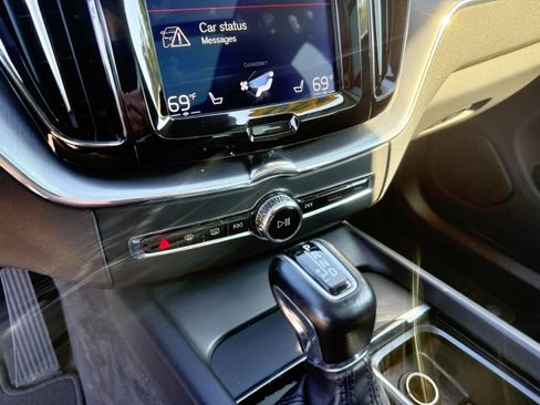 Used 2020 Volvo XC60 T5 Momentum w/ Protection Package Premier AWD/4WD image 17