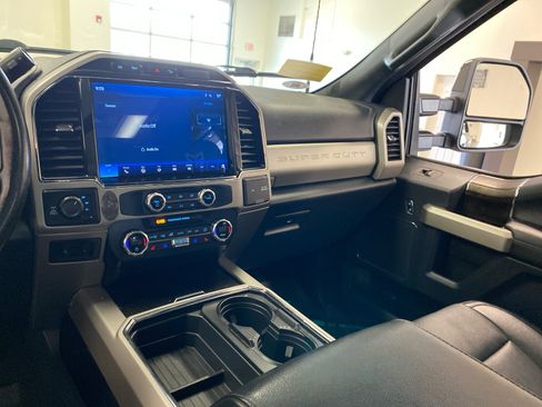 Used 2022 Ford F250 Lariat w/ Black Appearance Package image 13