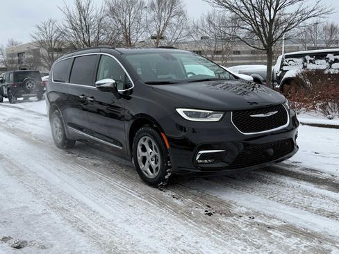 Used 2023 Chrysler Pacifica Limited image 3