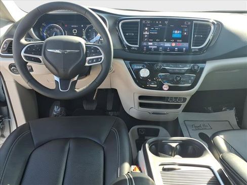 Used 2024 Chrysler Pacifica Touring-L FWD image 34