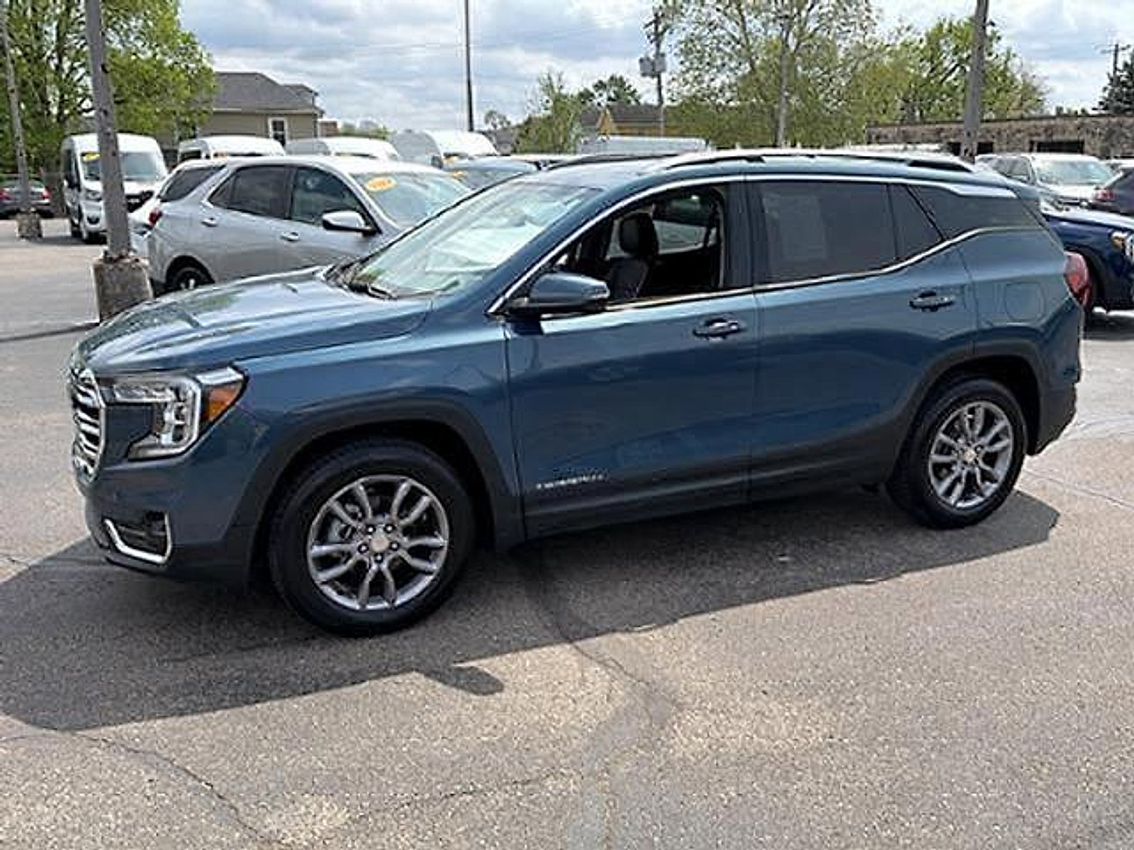 Used 2024 GMC Terrain SLT AWD/4WD image 4