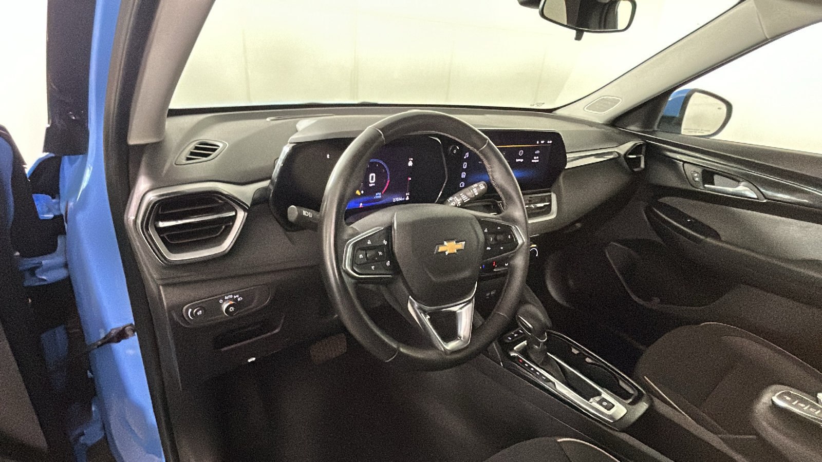Used 2024 Chevrolet TrailBlazer LT w/ LT Cold Weather Package FWD image 17