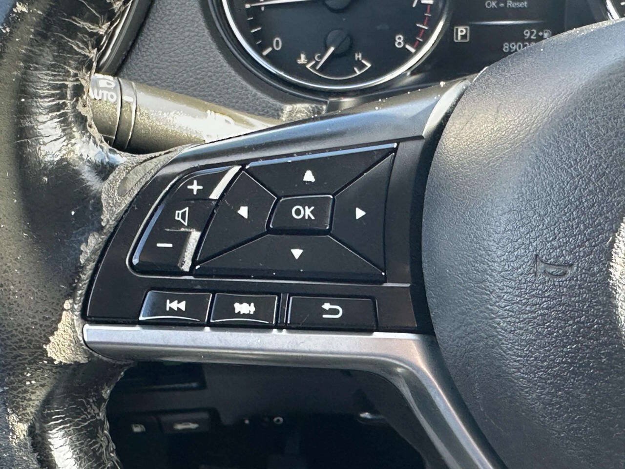 Used 2017 Nissan Rogue SV FWD image 32