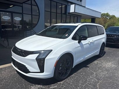 New 2027 Chrysler Pacifica Limited w/ S Appearance Package
