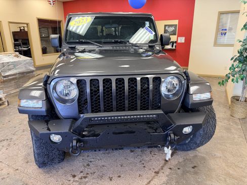 Used 2023 Jeep Gladiator Sport AWD/4WD image 2
