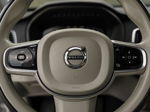 Used 2022 Volvo XC90 T6 Momentum w/ Advanced Package image 16