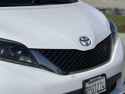 Used 2015 Toyota Sienna SE Premium image 12