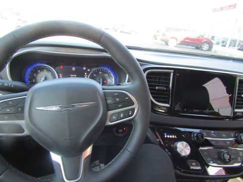 Used 2025 Chrysler Pacifica Select image 13